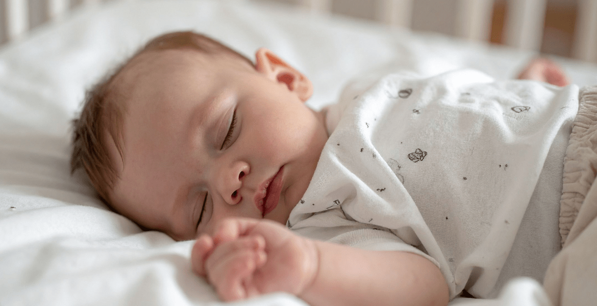 Ar naujagimiui reikalinga pagalvė? Gydytojų rekomendacijos ir tėvų klaidos